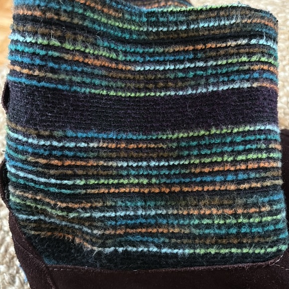 Toms brown suede mocassin boots with colorful knit 🧶 design size 9 - Picture 8 of 8